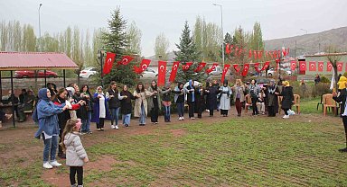 Sivas'ta Hıdırellezi fidan dikip, halay çekerek kutladılar