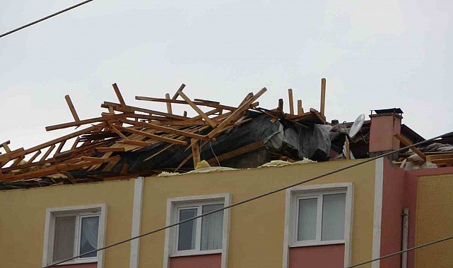 Sivas'ta kuvvetli rüzgar çatıyı yerinden söktü