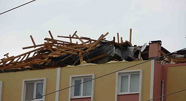 Sivas'ta kuvvetli rüzgar çatıyı yerinden söktü