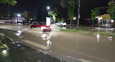 Sivas'ta kuvvetli yağış caddeleri göle çevirdi