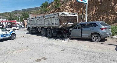 Sivas'ta otomobil kamyonun altına girdi: 1'i çocuk 5 yaralı