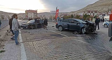 Sivas'ta otomobiller kafa kafaya çarpıştı, sürücülerin burnu bile kanamadı