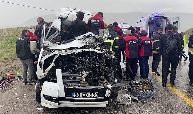 Sivas'ta servis aracı ile tır çarpıştı: 4 ölü, 1'i ağır 3 yaralı