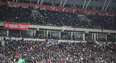 Sivassporlu taraftarlar stadyumun büyük bölümünü doldurdu
