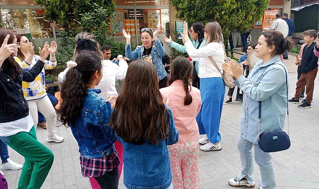 Sokak müzisyenleri çaldı, onlar oynadı