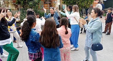 Sokak müzisyenleri çaldı, onlar oynadı