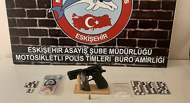 Şüpheli şahısların aracında uyuşturucu madde ve ruhsatsız silah ele geçirildi
