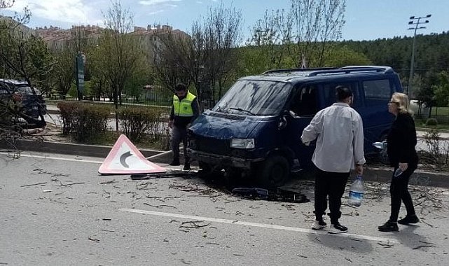 Sürücüsünün kontrolünü kaybettiği minibüs orta refüje çıktı