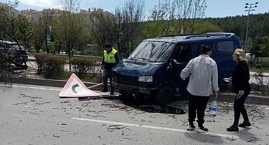 Sürücüsünün kontrolünü kaybettiği minibüs orta refüje çıktı