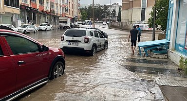 Suşehri'nde yollar göle döndü