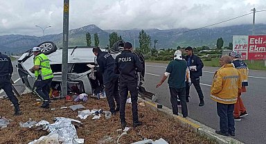 Takla atarak hurdaya dönen otomobilden aynı aileden 5 kişi yaralandı