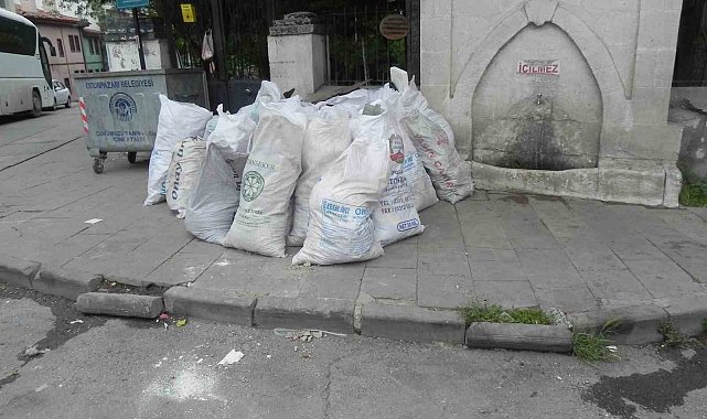 Tarihi bölgenin kaldırımında günlerce bekleyen moloz yığınları
