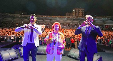 Tarsus'ta Selda Bağcan coşkusu