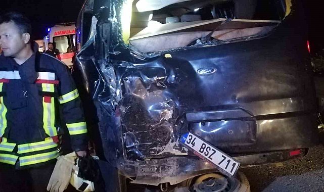 Tarsus'ta yolcu otobüsü minibüse çarptı: 8 yaralı