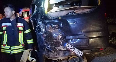 Tarsus'ta yolcu otobüsü minibüse çarptı: 8 yaralı