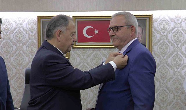 TDP Kayseri İl Yönetimi AK Parti'ye katıldı, rozetlerini Özhaseki taktı