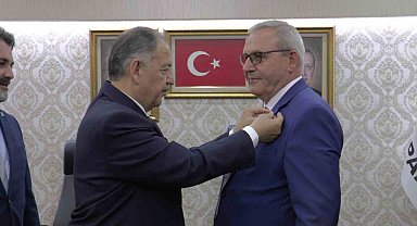 TDP Kayseri İl Yönetimi AK Parti'ye katıldı, rozetlerini Özhaseki taktı
