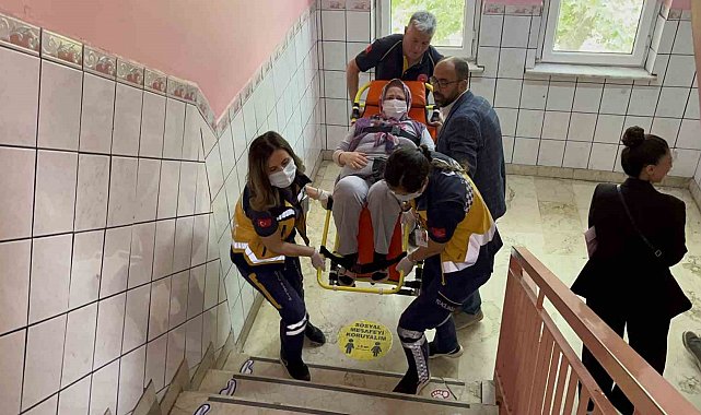 Tedavi gördüğü hastaneden ambulansla oy kullanmaya geldi