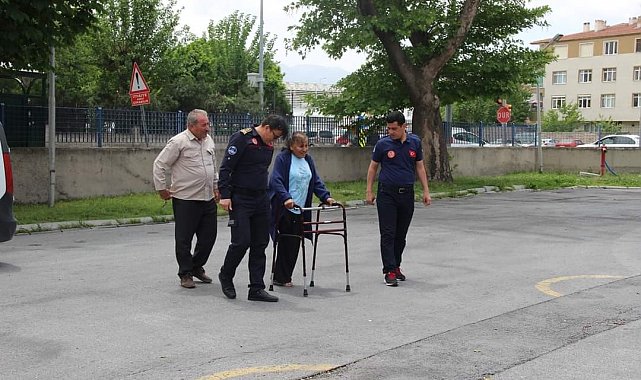 Tek ayakları ile kendilerini kurtaran ekipleri ziyaret ettiler