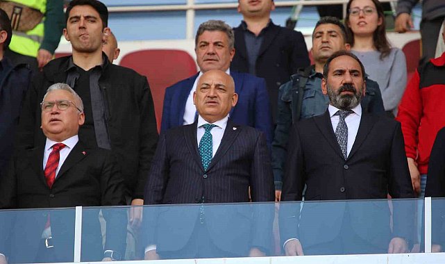 TFF Başkanı Büyükekşi Sivasspor-Kasımpaşa maçını izledi
