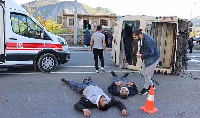 Tır, işçi servisine çarptı, can pazarı yaşandı: 33 yaralı