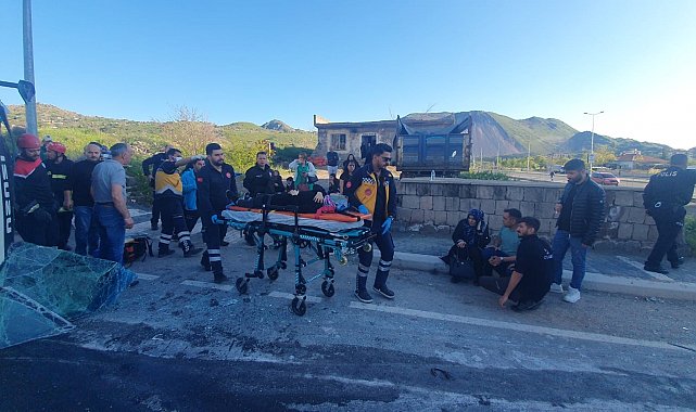 Tırla çarpışan işçi servisi yan yattı, çok sayıda kişi yaralandı
