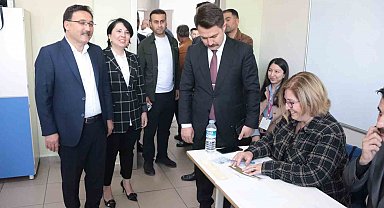 Vali Çiçek: "Güzel bir ortamda seçimi götürüyoruz"