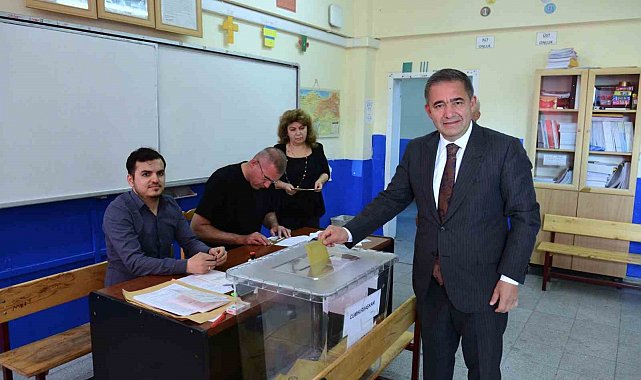 Vali Hüdayar Mete Buhara: "Oyumuzu kullanarak vatandaşlık görevini yerine getirdik "