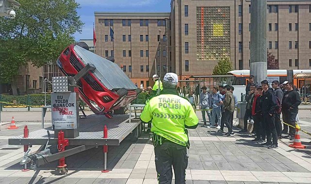 Vatandaşlar takla similasyonu ile emniyet kemerinin önemini idrak etti