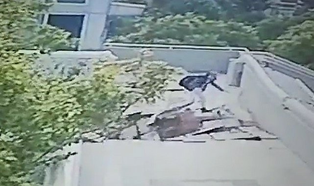 Vincin çarptığı üst geçitteki çocuğun düştüğü anlar kamerada