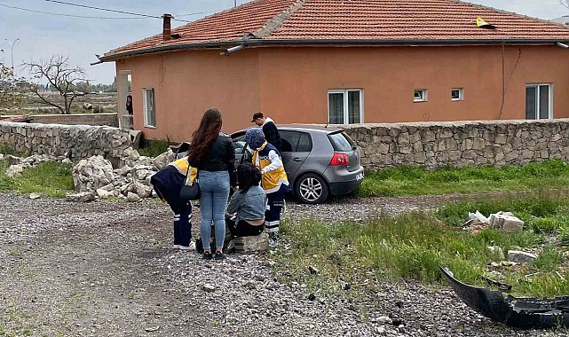 Virajı alamayan otomobil evin duvarına çarptı: 3 yaralı