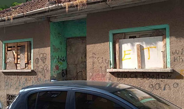 Virane evler vatandaşları tedirgin ediyor