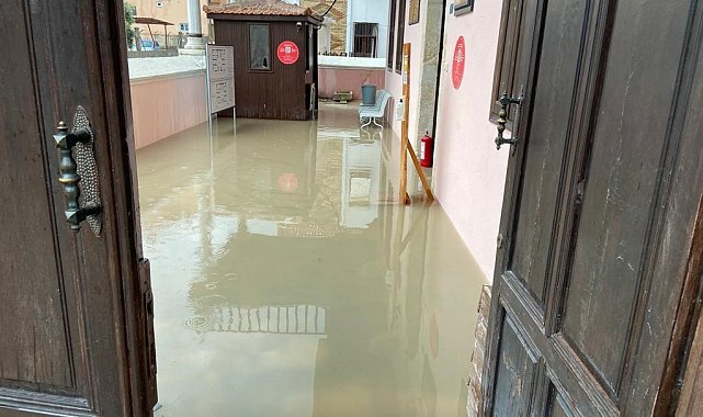 Yağmur etkili oldu, cadde göle döndü