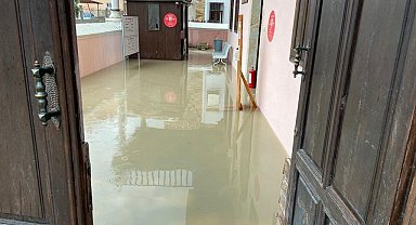 Yağmur etkili oldu, cadde göle döndü