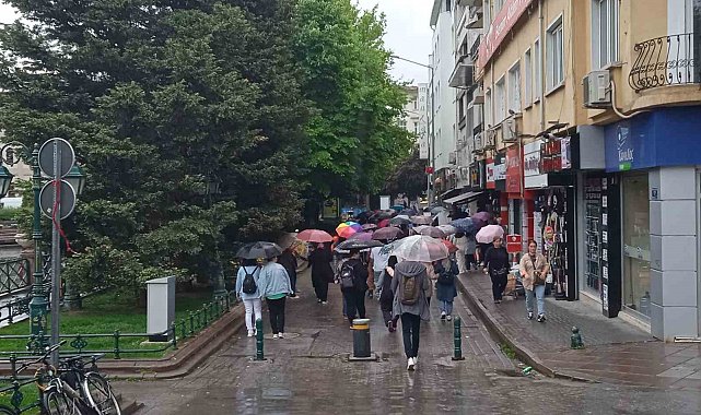Yağmurda açılan rengarenk şemsiyeler renkli görüntü oluşturdu