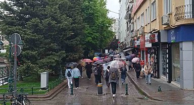Yağmurda açılan rengarenk şemsiyeler renkli görüntü oluşturdu