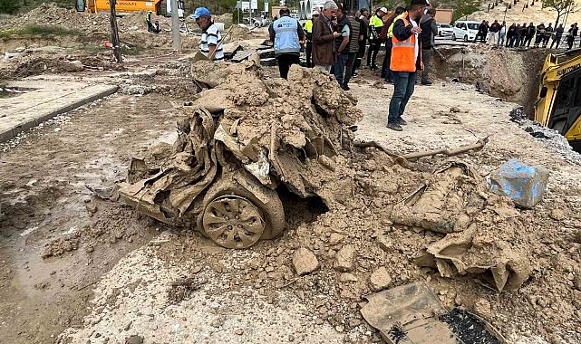 Yağmurda kanalizasyona sürüklenen otomobilin hurdası çıkarıldı