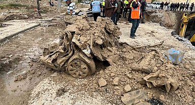 Yağmurda kanalizasyona sürüklenen otomobilin hurdası çıkarıldı