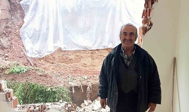 Yağmurda yıkılan istinat duvarı yaşlı çiftin evini yerle bir etti