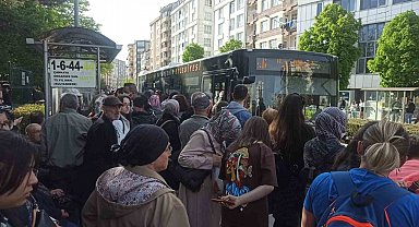 Yaklaşık 1 saat gelmeyen otobüs vatandaşları zor durumda bıraktı