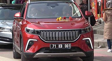 Yerli otomobil Togg'u yakından inceleyen vatandaşlar: "Allah, Cumhurbaşkanımızdan razı olsun"