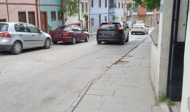Yokuş aşağı inen sokakta sürati ve kazayı önlemek için kasis isteniyor