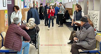 Yürüme zorluklarına rağmen erkenden oylarını kullandılar