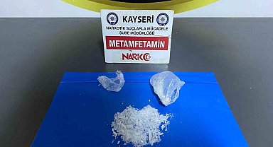 Zehir tacirleri polisten kaçamadı