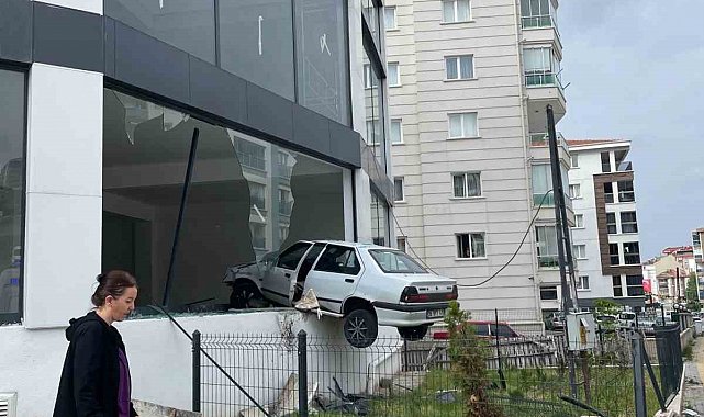 Ankara'da tuhaf trafik kazası, kaldırımdan seken araç dükkanda asılı kaldı