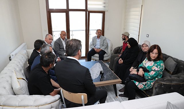 Bakan Özhaseki, Kahramanmaraş depreminde 3 çocuğunu kaybeden Demirel Ailesi'ni ziyaret etti