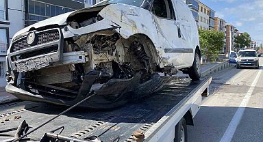Bariyerlere çarpan hafif ticari araç yan yattı: 1 yaralı
