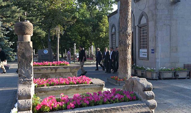 Başkan Büyükkılıç, bayram namazı sonrası vatandaşla buluştu