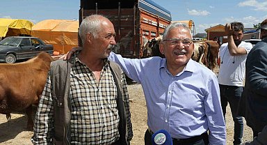 Başkan Büyükkılıç, kurban pazarında sıkı pazarlığa katıldı