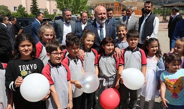 Başkan Çolakbayrakdar, karne sevinci yaşayan öğrencileri tebrik edip, başarılar diledi